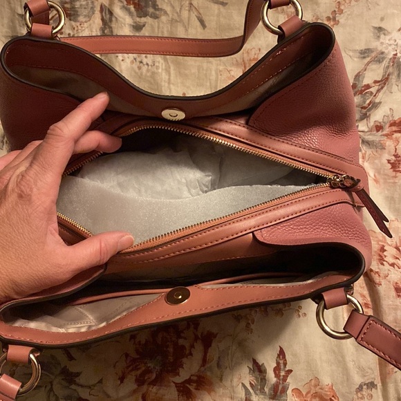 *NWT* Michael Kors Mollly Large Shoulder Tote in Leather - Picture 4 of 14